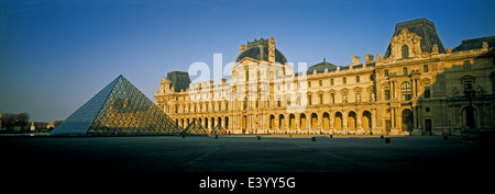 IM Pei la Piramide del Louvre a Parigi Foto Stock