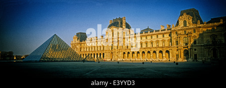 IM Pei la Piramide del Louvre a Parigi Foto Stock