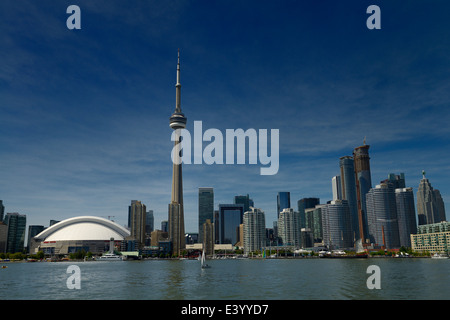 Toronto skyline con la CN Tower, il Rogers Centre, condominio, e torri finanziarie dal lago Ontario toronto island Foto Stock