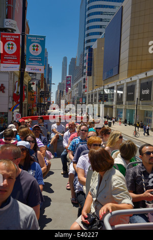 Downtown Toronto Yonge Street a Eaton Center dalla parte superiore di un open double decker bus tour con i turisti in estate Foto Stock