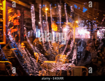 Il Bistro area fumatori nel Ventesimo arrondissement di Parigi Foto Stock