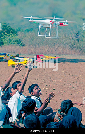 Drone elicottero volando vicino a studente Foto Stock