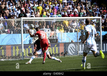 San Paolo del Brasile. 1 Luglio, 2014. Josip Drmic (19) germogli vicino a Argentina obiettivo in corrispondenza della seconda metà della partita #55, per l'appuntamento del 16 della Coppa del Mondo 2014, tra Argentina e Svizzera, questo Martedì, Luglio 1st, in Sao Paulo Credito: ZUMA Press, Inc./Alamy Live News Foto Stock