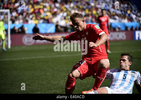 San Paolo del Brasile. 1 Luglio, 2014. Fernando Gago (5) affronta Xherdan Shaqiri (23) presso la partita #55, per l'appuntamento del 16 della Coppa del Mondo 2014, tra Argentina e Svizzera, questo Martedì, Luglio 1st, in Sao Paulo Credito: ZUMA Press, Inc./Alamy Live News Foto Stock