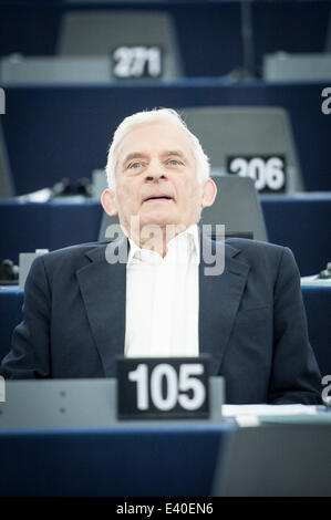 Strasburgo, BXL, Francia. 2 Luglio, 2014. Eurodeputato polacco Jerzy Buzek assiste il secondo giorno della sessione plenaria al Parlamento europeo sede a Strasburgo, Francia sul credito 02.07.2014: Wiktor Dabkowski/ZUMA filo/Alamy Live News Foto Stock