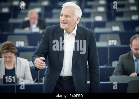 Strasburgo, BXL, Francia. 2 Luglio, 2014. Eurodeputato polacco Jerzy Buzek assiste il secondo giorno della sessione plenaria al Parlamento europeo sede a Strasburgo, Francia sul credito 02.07.2014: Wiktor Dabkowski/ZUMA filo/Alamy Live News Foto Stock
