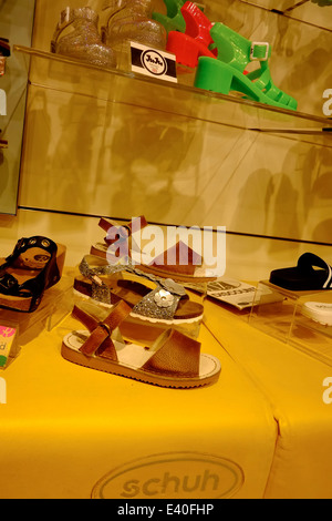 All'interno di una diramazione di Schuh mostra una calzatura tipica visualizzare England Regno Unito Foto Stock