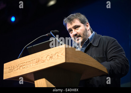 Direttore del Festival Peter Firenze parlando dall ambone sul palco a Hay Festival 2014 ©Jeff Morgan Foto Stock