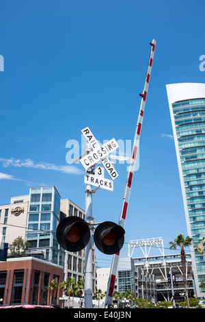 San Diego Trolley incrocio nel centro cittadino di San Diego, California, Stati Uniti d'America Foto Stock