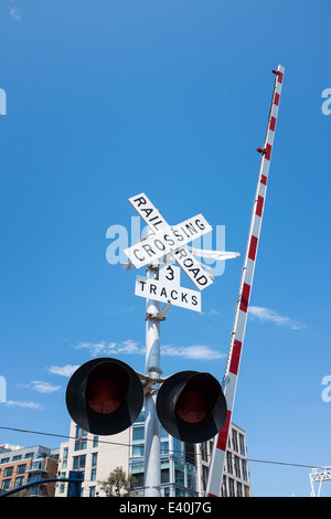 San Diego Trolley incrocio nel centro cittadino di San Diego, California, Stati Uniti d'America Foto Stock