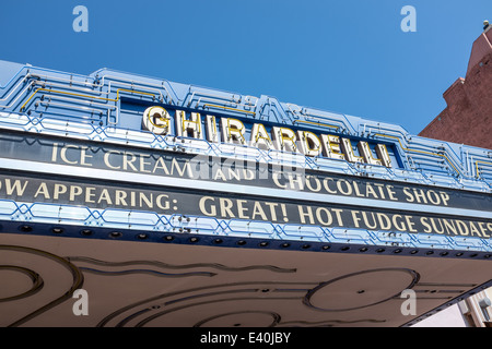 Ghirardelli gelato e il negozio di cioccolato nel quartiere di Gas Lamp, San Diego, Stati Uniti d'America Foto Stock