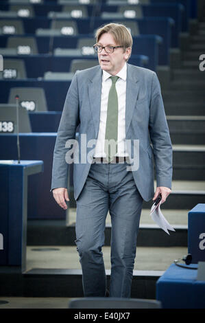 Strasburgo, BXL, Francia. 2 Luglio, 2014. Guy Verhofstadt, il leader del gruppo ALDE gruppo liberale assiste il secondo giorno della sessione plenaria al Parlamento europeo sede a Strasburgo, Francia sul credito 02.07.2014: Wiktor Dabkowski/ZUMA filo/Alamy Live News Foto Stock