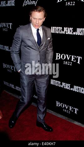 Artisti per la pace e la giustizia 2013 Holiday beneficio a Su & Giù nella città di New York con: Daniel Craig dove: la città di New York, New York, Stati Uniti quando: 10 Dic 2013 Foto Stock