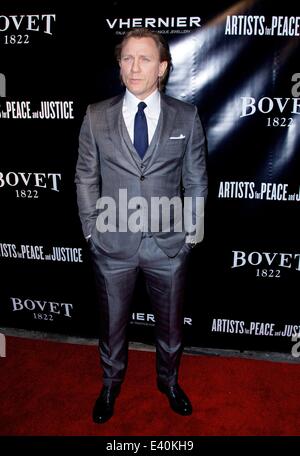 Artisti per la pace e la giustizia 2013 Holiday beneficio a Su & Giù nella città di New York con: Daniel Craig dove: la città di New York, New York, Stati Uniti quando: 10 Dic 2013 Foto Stock