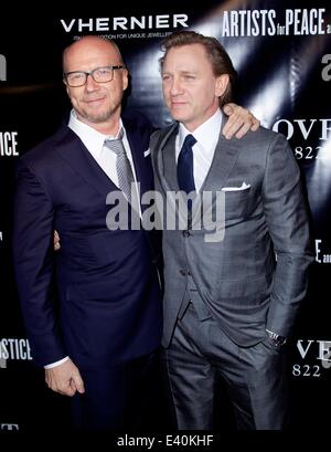 Artisti per la pace e la giustizia 2013 Holiday beneficio a Su & Giù nella città di New York con: Paul Haggis,Daniel Craig dove: la città di New York, New York, Stati Uniti quando: 10 Dic 2013 Foto Stock