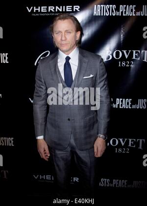 Artisti per la pace e la giustizia 2013 Holiday beneficio a Su & Giù nella città di New York con: Daniel Craig dove: la città di New York, New York, Stati Uniti quando: 10 Dic 2013 Foto Stock