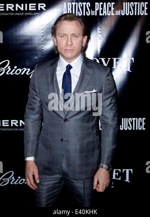 Artisti per la pace e la giustizia 2013 Holiday beneficio a Su & Giù nella città di New York con: Daniel Craig dove: la città di New York, New York, Stati Uniti quando: 10 Dic 2013 Foto Stock