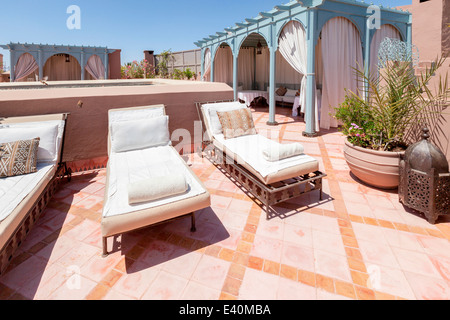 Vista sulla terrazza panoramica del bellissimo Riad Kniza, Marrakech, Marocco, Africa del Nord. Foto Stock