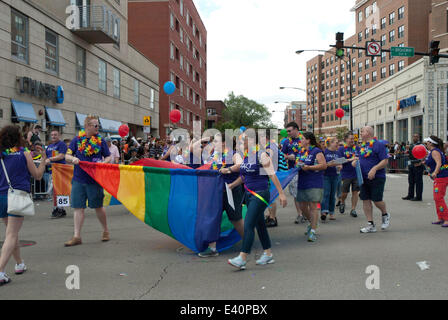 Chicago, Illinois, Stati Uniti d'America. Il 29 giugno, 2014. I partecipanti del festival presso il quarantacinquesimo annuale di Chicago Gay Parade. La colorata Pride Parade è diventata una tradizione a Chicago nella comunità Lakeview noto anche come "Boys Town.' © Karen I. Hirsch/ZUMA filo/ZUMAPRESS.com/Alamy Live News Foto Stock