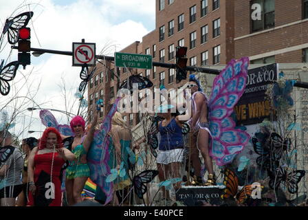 Chicago, Illinois, Stati Uniti d'America. Il 29 giugno, 2014. I partecipanti del festival presso il quarantacinquesimo annuale di Chicago Gay Parade. La colorata Pride Parade è diventata una tradizione a Chicago nella comunità Lakeview noto anche come "Boys Town.' © Karen I. Hirsch/ZUMA filo/ZUMAPRESS.com/Alamy Live News Foto Stock