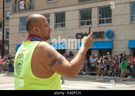 Chicago, Illinois, Stati Uniti d'America. Il 29 giugno, 2014. I partecipanti del festival presso il quarantacinquesimo annuale di Chicago Gay Parade. La colorata Pride Parade è diventata una tradizione a Chicago nella comunità Lakeview noto anche come "Boys Town.' © Karen I. Hirsch/ZUMA filo/ZUMAPRESS.com/Alamy Live News Foto Stock