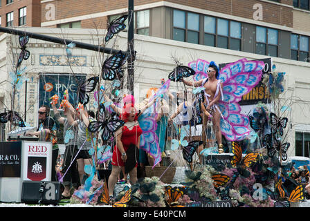 Jun 29, 2014 - Chicago, Illinois, Stati Uniti - I partecipanti del festival presso il quarantacinquesimo annuale di Chicago Gay Parade. La colorata Pride Parade è diventata una tradizione a Chicago nella comunità Lakeview noto anche come "Boys Town." (credito Immagine: © Karen I. Hirsch/ZUMA filo/ZUMAPRESS.com) Foto Stock