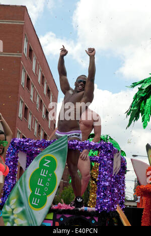 Jun 29, 2014 - Chicago, Illinois, Stati Uniti - I partecipanti del festival presso il quarantacinquesimo annuale di Chicago Gay Parade. La colorata Pride Parade è diventata una tradizione a Chicago nella comunità Lakeview noto anche come "Boys Town." (credito Immagine: © Karen I. Hirsch/ZUMA filo/ZUMAPRESS.com) Foto Stock