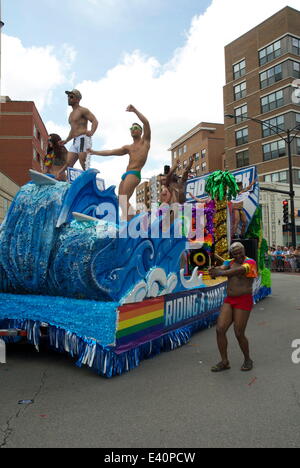 Jun 29, 2014 - Chicago, Illinois, Stati Uniti - I partecipanti del festival presso il quarantacinquesimo annuale di Chicago Gay Parade. La colorata Pride Parade è diventata una tradizione a Chicago nella comunità Lakeview noto anche come "Boys Town." (credito Immagine: © Karen I. Hirsch/ZUMA filo/ZUMAPRESS.com) Foto Stock