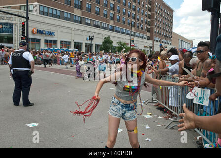 Jun 29, 2014 - Chicago, Illinois, Stati Uniti - I partecipanti del festival presso il quarantacinquesimo annuale di Chicago Gay Parade. La colorata Pride Parade è diventata una tradizione a Chicago nella comunità Lakeview noto anche come "Boys Town." (credito Immagine: © Karen I. Hirsch/ZUMA filo/ZUMAPRESS.com) Foto Stock