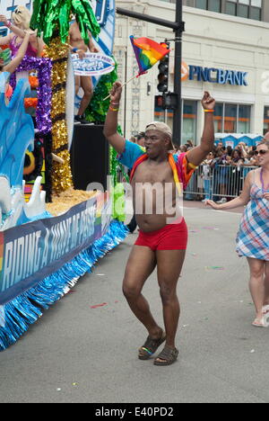 Jun 29, 2014 - Chicago, Illinois, Stati Uniti - I partecipanti del festival presso il quarantacinquesimo annuale di Chicago Gay Parade. La colorata Pride Parade è diventata una tradizione a Chicago nella comunità Lakeview noto anche come "Boys Town." (credito Immagine: © Karen I. Hirsch/ZUMA filo/ZUMAPRESS.com) Foto Stock