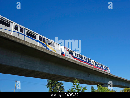 Vancouver Skytrain che viaggiano lungo la linea Millennium attraverso il sobborgo di Burnaby, BC, Canada (maggiore Vancouver) Foto Stock