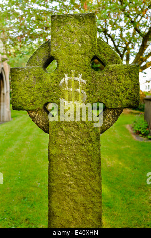 Il 2 luglio 2014. Una lapide recante un IHS Christogram monogram (non deve essere confuso con un $ dollar sign). St Wilfrid la Chiesa. Foto Stock