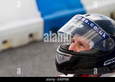 Strictly Come Dancing di Brendan Cole prendendo parte a Go-Karting al Mercedes-Benz World presso il famoso circuito di Brooklands nel Surrey, la raccolta di fondi per l'Henry Surtees Foundation. Brooklands 01.07.2014 Theodore Liasi/Alamy Live News Foto Stock