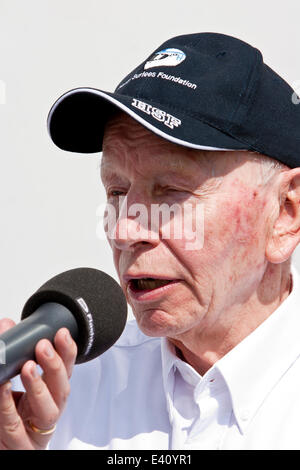 Patrono John Surtees OBE sovrintende Strictly Come Dancing di Brendan Cole prendendo parte a Go-Karting al Mercedes-Benz World presso il famoso circuito di Brooklands nel Surrey, la raccolta di fondi per l'Henry Surtees Foundation. Brooklands 01.07.2014 Theodore Liasi/Alamy Live News Foto Stock