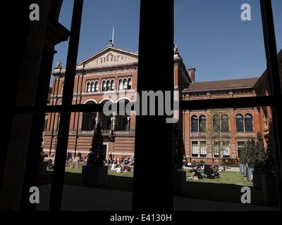 Aprile 16, 2014 - Londra, Regno Unito - Il Victoria and Albert Museum di Londra (credito Immagine: © Giannis Papanikos/NurPhoto/ZUMA filo) Foto Stock