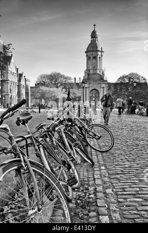 Le biciclette parcheggiate presso il Trinity College di Dublino Irlanda Foto Stock