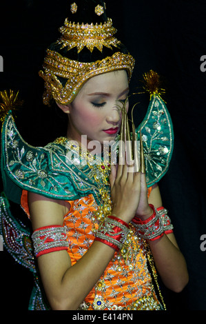 Le culture del mondo, un tradizionale Thai dancer w/ allungata unghie offre un tradizionale wai al pubblico, Bangkok, Thailandia. Credito: Kraig Lieb Foto Stock