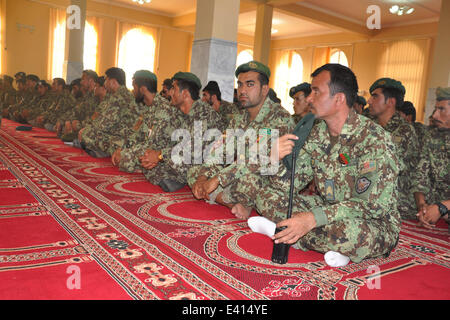 (140702) -- JAWZJAN, 2 luglio 2014 (Xinhua) -- esercito nazionale afghano soldati di partecipare alla preghiera in una moschea durante il mese sacro del Ramadan nella provincia Jawzjan, nord Afghanistan, 2 luglio 2014.(Xinhua/Arui)(zhf) Foto Stock