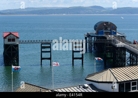 Mumbles scialuppa di salvataggio stazioni vecchio (sinistra) e nuova (a destra) con bandiere blu del mare e del cielo attraverso Swansea Bay Foto Stock