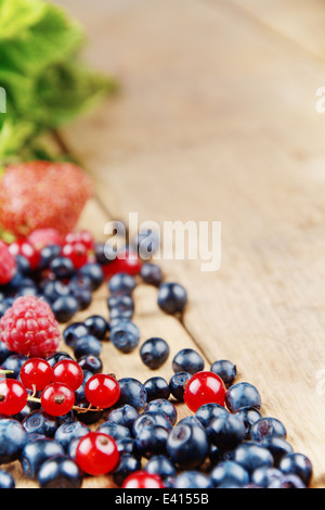 Luminosa estate cornice di dolci freschi frutti di bosco sul tavolo Foto Stock