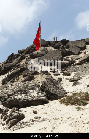 Un paio di godere della vista della laguna dal di sopra spirito Camp sistemazione in Dakhla, Sahara Occidentale, Marocco Foto Stock