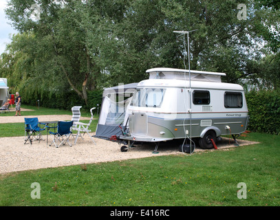 Eriba Touring GT caravan con un pop alto tetto, Wiltshire, Regno Unito Foto Stock