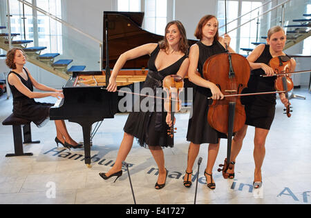 Amburgo, Germania. 02Luglio, 2014. I musicisti di Amburgo in base alla musica classica quartetto 'Salut Salon" con il pianista Anne-Monika von Twardowski (L-R), il violinista Iris Siegfried, violoncellista Sonja Lena Schmid e violinista Angelika Bachmann, pongono durante una chiamata foto ad Amburgo, Germania, 02 luglio 2014. La loro clip musicale "Wettstreit zu viert' (lit. Concorrenza di quattro) ha ricevuto più di 10, 5 milioni di click su youtube. Foto: GEORG WENDT/dpa/Alamy Live News Foto Stock