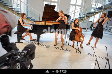 Amburgo, Germania. 02Luglio, 2014. I musicisti di Amburgo in base alla musica classica quartetto 'Salut Salon" con il pianista Anne-Monika von Twardowski (L-R), il violinista Angelika Bachmann, violoncellista Sonja Lena Schmid e violinista Iris Siegfried, pongono durante una chiamata foto ad Amburgo, Germania, 02 luglio 2014. La loro clip musicale "Wettstreit zu viert' (lit. Concorrenza di quattro) ha ricevuto più di 10, 5 milioni di click su youtube. Foto: GEORG WENDT/dpa/Alamy Live News Foto Stock