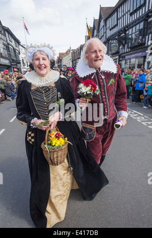 Inghilterra, Warwickshire, Stratford-upon-Avon, Shakepeares annuale festa di compleanno, giovane vestito come Shakespeare e sua moglie Foto Stock