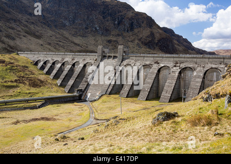 Il Lawers diga idroelettrica sul Lochan na Lairige sotto Meall nan Tarmachan, la produzione di elettricità rinnovabile, Scotland, Regno Unito. Foto Stock