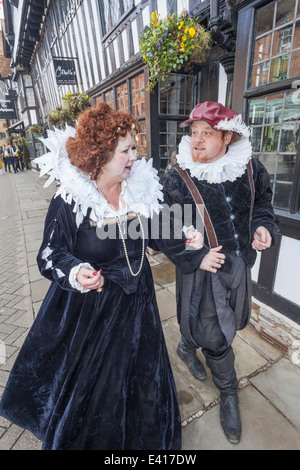 Inghilterra, Warwickshire, Stratford-upon-Avon, Shakepeares annuale festa di compleanno, giovane vestito come Shakespeare e sua moglie Foto Stock