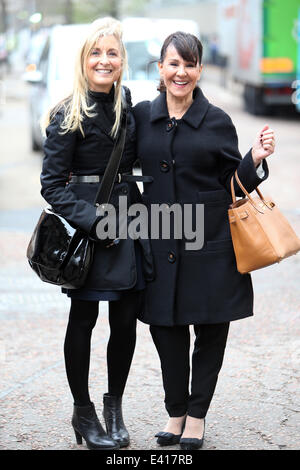 Fiona Phillips e Arlene Phillips al di fuori della itv studios con: Fiona Phillips e Arlene phillips dove: Londra, Regno Unito quando: 13 Dic 2013 Foto Stock