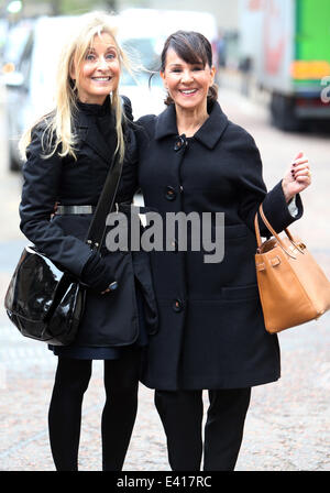 Fiona Phillips e Arlene Phillips al di fuori della itv studios con: Fiona Phillips e Arlene phillips dove: Londra, Regno Unito quando: 13 Dic 2013 Foto Stock