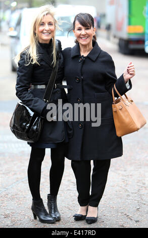 Fiona Phillips e Arlene Phillips al di fuori della itv studios con: Fiona Phillips e Arlene phillips dove: Londra, Regno Unito quando: 13 Dic 2013 Foto Stock